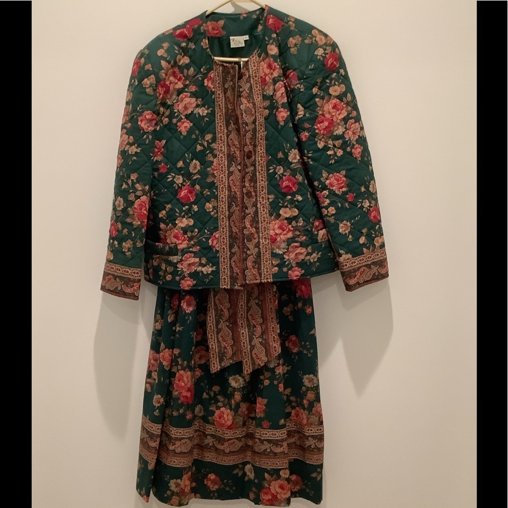 Vera Bradley clothing, jacket skirt and tie, Size large, hunter green and reds